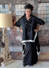 Load image into Gallery viewer, CNG Avantgarde Set bestehend aus Tunika und Hose in Schwarz Weiß bis Größe 60
