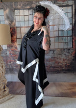 Load image into Gallery viewer, CNG Avantgarde Set bestehend aus Tunika und Hose in Schwarz Weiß bis Größe 60
