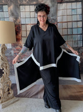 Load image into Gallery viewer, CNG Avantgarde Set bestehend aus Tunika und Hose in Schwarz Weiß bis Größe 60