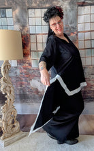 Load image into Gallery viewer, CNG Avantgarde Set bestehend aus Tunika und Hose in Schwarz Weiß bis Größe 60