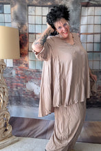 Load image into Gallery viewer, CNG Crinkle Sommerset in Beige Braun bestehend aus Tunika und Hose