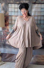 Load image into Gallery viewer, CNG Crinkle Sommerset in Beige Braun bestehend aus Tunika und Hose