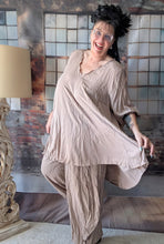 Load image into Gallery viewer, CNG Crinkle Sommerset in Beige Braun bestehend aus Tunika und Hose