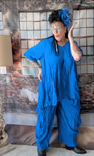 Load image into Gallery viewer, CNG Crinkle Sommerset in Blau bestehend aus Tunika und Hose
