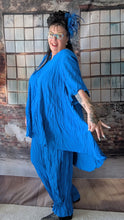 Load image into Gallery viewer, CNG Crinkle Sommerset in Blau bestehend aus Tunika und Hose