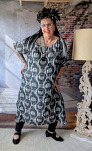 Lade das Bild in den Galerie-Viewer, Jetzt reduziert CNG Viskose Kleid in angesagtem Design