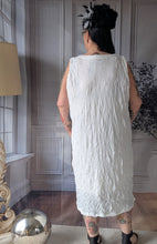 Load image into Gallery viewer, Jetzt reduziert -Mädchenglück Kleid weiß in Crash Optik Größe 42 bis 62