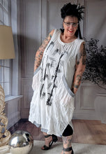 Load image into Gallery viewer, Jetzt reduziert -Mädchenglück Kleid weiß in Crash Optik Größe 42 bis 62