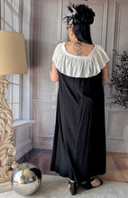 Lade das Bild in den Galerie-Viewer, CNG Carmenkleid in Schwarz Weiss Größe 42 bis 58 mit Oversize Brosche