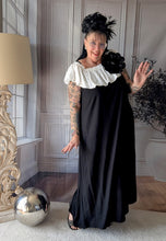 Lade das Bild in den Galerie-Viewer, CNG Carmenkleid in Schwarz Weiss Größe 42 bis 58 mit Oversize Brosche
