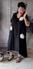 Lade das Bild in den Galerie-Viewer, CNG Kleid mit aufgenähten Blumen aus Memory Taft Größe 42 bis 60