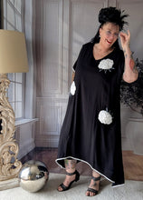Lade das Bild in den Galerie-Viewer, CNG Kleid mit aufgenähten Blumen aus Memory Taft Größe 42 bis 60