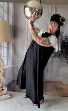 Lade das Bild in den Galerie-Viewer, CNG Carmenkleid in Schwarz Weiss Größe 42 bis 58 mit Oversize Brosche