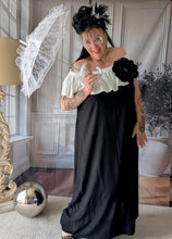 Lade das Bild in den Galerie-Viewer, CNG Carmenkleid in Schwarz Weiss Größe 42 bis 58 mit Oversize Brosche