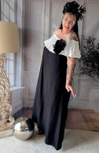 Lade das Bild in den Galerie-Viewer, CNG Carmenkleid in Schwarz Weiss Größe 42 bis 58 mit Oversize Brosche