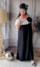 Lade das Bild in den Galerie-Viewer, CNG Carmenkleid in Schwarz Weiss Größe 42 bis 58 mit Oversize Brosche