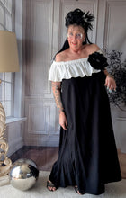 Lade das Bild in den Galerie-Viewer, CNG Carmenkleid in Schwarz Weiss Größe 42 bis 58 mit Oversize Brosche