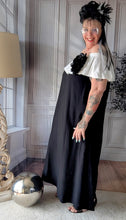 Lade das Bild in den Galerie-Viewer, CNG Carmenkleid in Schwarz Weiss Größe 42 bis 58 mit Oversize Brosche