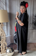 Load image into Gallery viewer, SALE CNG Kleid mit aufgesetzten Blumenapplikationen