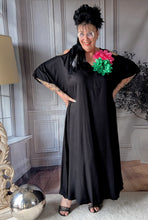 Lade das Bild in den Galerie-Viewer, CNG Kleid mit Cut Outs bis Größe 60 incl 2 Oversize Broschen