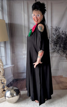 Lade das Bild in den Galerie-Viewer, CNG Kleid mit Cut Outs bis Größe 60 incl 2 Oversize Broschen