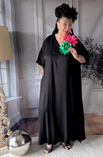 Lade das Bild in den Galerie-Viewer, CNG Kleid mit Cut Outs bis Größe 60 incl 2 Oversize Broschen