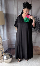 Lade das Bild in den Galerie-Viewer, CNG Kleid mit Cut Outs bis Größe 60 incl 2 Oversize Broschen
