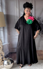 Lade das Bild in den Galerie-Viewer, CNG Kleid mit Cut Outs bis Größe 60 incl 2 Oversize Broschen