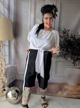 Load image into Gallery viewer, CNG Baumwoll Set mit Carmenbluse und Longshort bis Größe 56/58 in Schwarz Weiss