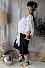 Load image into Gallery viewer, CNG Baumwoll Set mit Carmenbluse und Longshort bis Größe 56/58 in Schwarz Weiss