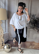 Load image into Gallery viewer, CNG Baumwoll Set mit Carmenbluse und Longshort bis Größe 56/58 in Schwarz Weiss
