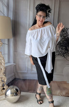 Load image into Gallery viewer, CNG Baumwoll Set mit Carmenbluse und Longshort bis Größe 56/58 in Schwarz Weiss