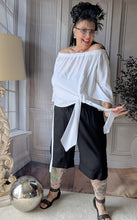 Load image into Gallery viewer, CNG Baumwoll Set mit Carmenbluse und Longshort bis Größe 56/58 in Schwarz Weiss