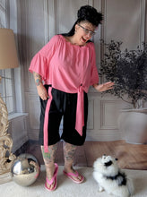 Load image into Gallery viewer, CNG Baumwoll Set mit Carmenbluse und Longshort bis Größe 56/58 in Rosa Schwarz