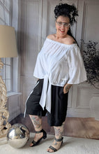 Load image into Gallery viewer, CNG Baumwoll Set mit Carmenbluse und Longshort bis Größe 56/58 in Schwarz Weiss