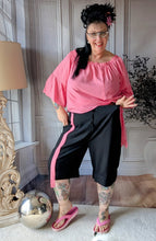 Load image into Gallery viewer, CNG Baumwoll Set mit Carmenbluse und Longshort bis Größe 56/58 in Rosa Schwarz