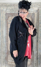 Load image into Gallery viewer, Feinstrickjacke in Schwarz mit Brosche Größe 44 bis 58/60