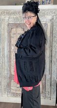 Load image into Gallery viewer, Feinstrickjacke in Schwarz mit Brosche Größe 44 bis 58/60