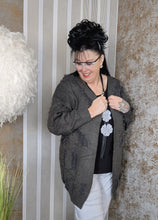 Load image into Gallery viewer, Feinstrickjacke in Grau mit Brosche Größe 44 bis 58/60