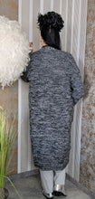 Load image into Gallery viewer, Oversize Strickmantel in Pfeffer und Salz Optik in verschiedenen Größen bis Größe 62