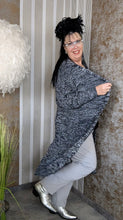 Load image into Gallery viewer, Oversize Strickmantel in Pfeffer und Salz Optik in verschiedenen Größen bis Größe 62