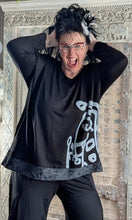 Load image into Gallery viewer, Oversize Tunika mit ausgefallenen Print in 3 Größen