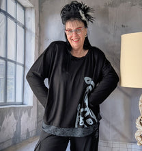 Load image into Gallery viewer, Oversize Tunika mit ausgefallenen Print in 3 Größen