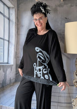 Load image into Gallery viewer, Oversize Tunika mit ausgefallenen Print in 3 Größen