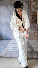 Load image into Gallery viewer, H4 oversize Kurzjacke in angesagtem Cappuccino/beige bis Größe 58