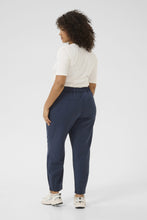 Lade das Bild in den Galerie-Viewer, Hose in leichter Karottenform in Midnight Blue Gr 42 bis 58 - Kaffe Curve