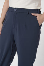 Lade das Bild in den Galerie-Viewer, Hose in leichter Karottenform in Midnight Blue Gr 42 bis 58 - Kaffe Curve