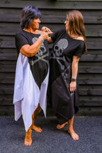 Lade das Bild in den Galerie-Viewer, Kleid mit Skull/ Totenkopf in 2 Farben bis Größe 58