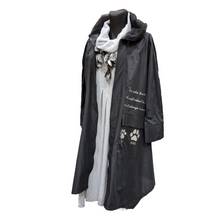 Load image into Gallery viewer, Mädchenglück Hund und Katze Regenmantel in 2 Farben Weiss und Schwarz