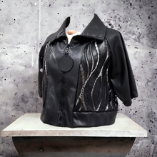 Load image into Gallery viewer, Kurzjacke aus veganem Leder von CN-G in 4 Größen bis Gr 58/60